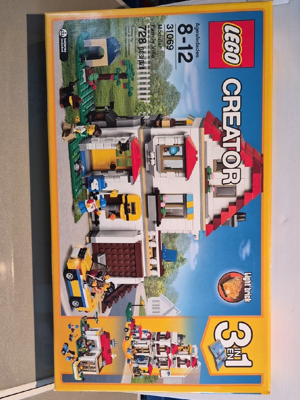 LEGO Creator Cozy Cottage Set in White, Red, Yellow, Blue